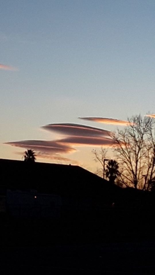 V Kalifornii byl u vulkanické hory spatřen oblak ve tvaru UFO