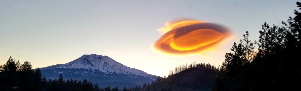 V Kalifornii byl u vulkanické hory spatřen oblak ve tvaru UFO.