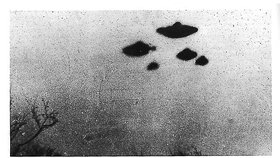 Dva snímky UFO. Horní byl agenty odhalen jako podvod.