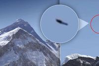 UFO vyfotili nad Mount Everestem. V takové výšce to nemůže být dron nebo vrtulník, říkají experti