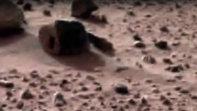 NASA zachytila podivné těleso na Marsu. Fandové do UFO tvrdí, že jde o obydlí marťanů.