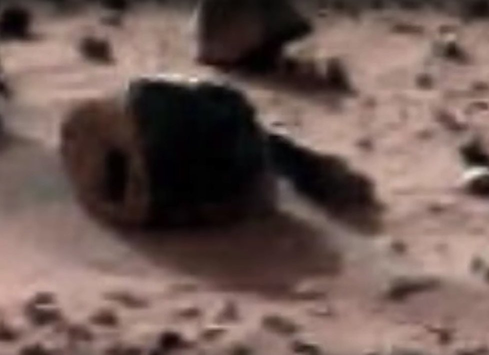NASA zachytila podivné těleso na Marsu. Fandové do UFO tvrdí, že je obydlí marťanů.