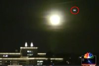 Ufo na nočním nebi připomíná světla automobilu
