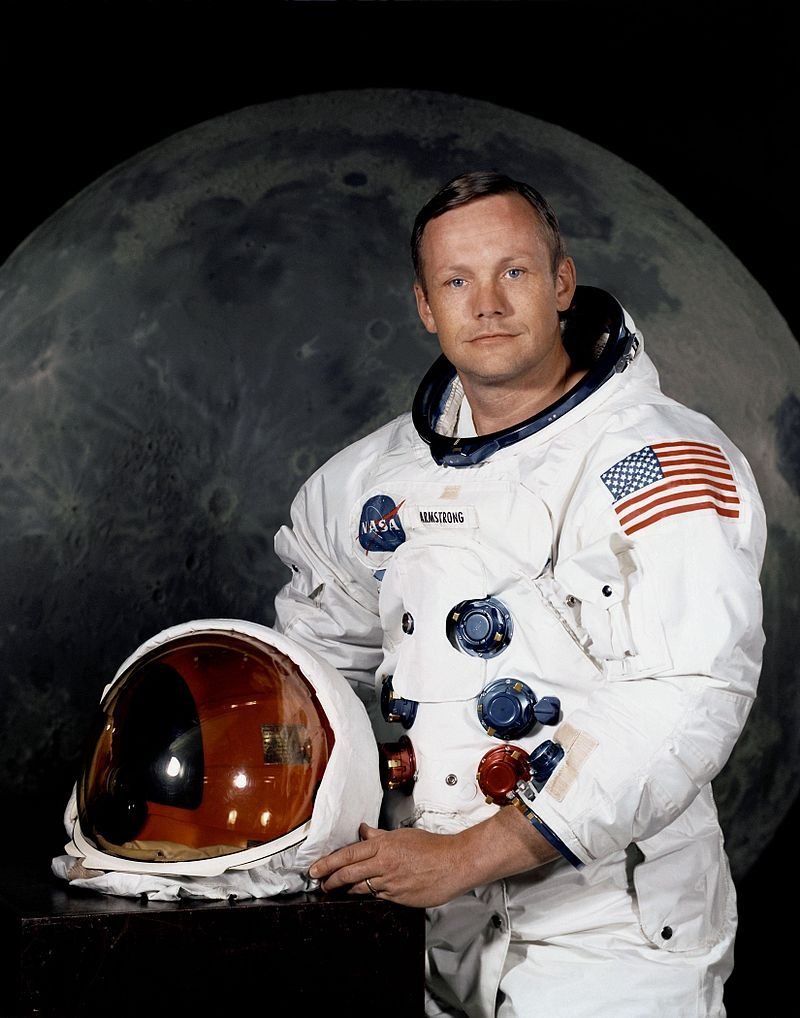 Dvě kosmické lodi visely nad hlavou Neila Armstronga pry v okamžiku, kdy se nohou dotkl Měsíce