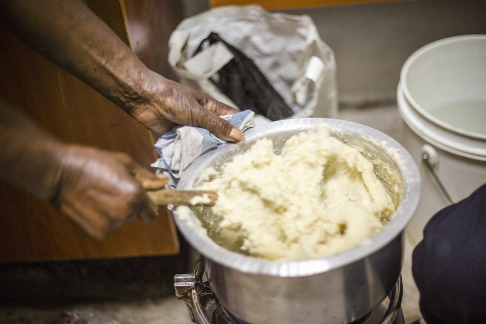 Známým zanzibarským pokrmem je hutná kaše z kukuřičné mouky – ugali.