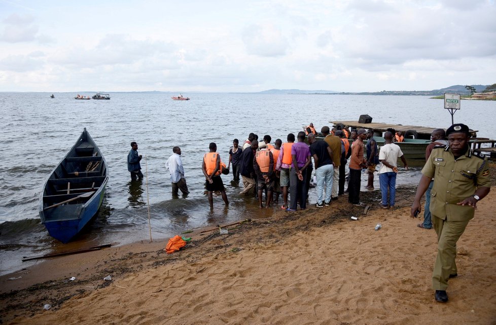 Nejméně 29 lidí zahynulo v sobotu při lodní nehodě na Viktoriině jezeře v Ugandě.