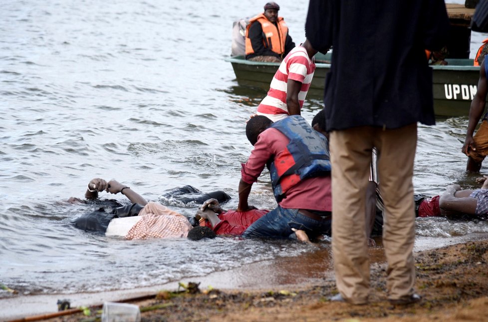 Nejméně 29 lidí zahynulo v sobotu při lodní nehodě na Viktoriině jezeře v Ugandě.