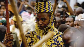 Ugandský král království Tóro, král Rukirabasaija Omukama Oyo Nyimba Kabamba Iguru Rukidi IV., během svých 18. narozenin ve Fort Portal v Ugandě (17. 4. 2010)