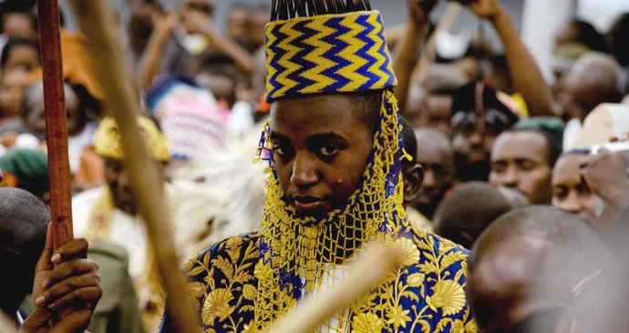 Ugandský král království Tóro, král Rukirabasaija Omukama Oyo Nyimba Kabamba Iguru Rukidi IV., během svých 18. narozenin ve Fort Portal v Ugandě (17. 4. 2010)