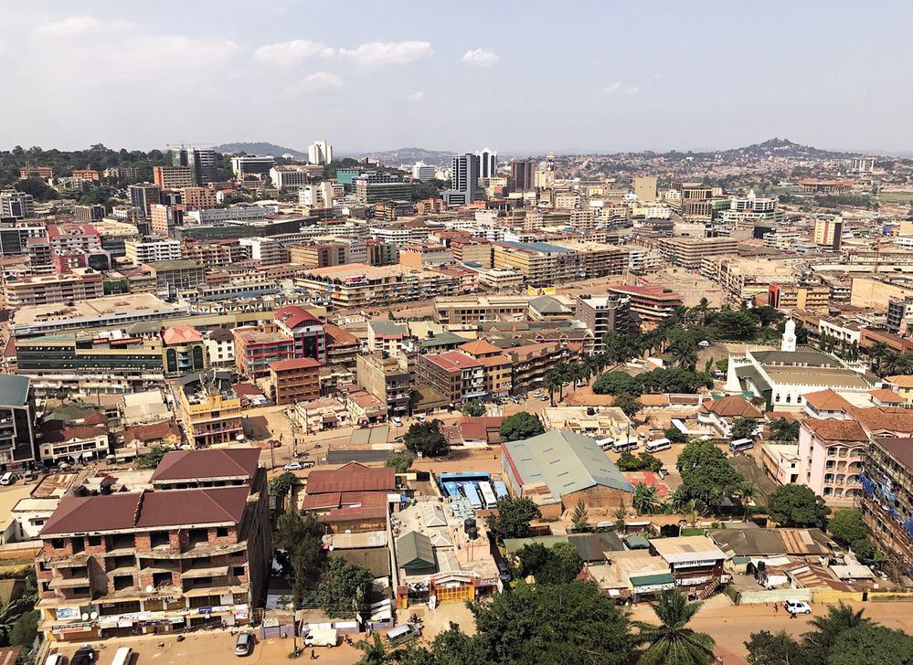 Hlavní město Kampala z minaretu Národní mešity