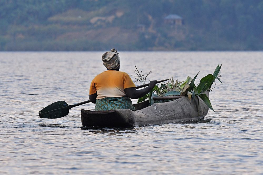 Dlabané kánoe jsou nezbytným dopravním prostředkem obyvatel u jezera Bunyonyi