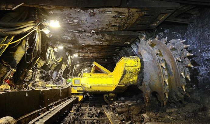 Uhelný kombajn v ostravských dolech, ilustrační foto