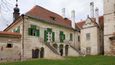 Mezi největší projekty spolku Přátel českého dědictví patřila restaurace zámku v Uherčicích.