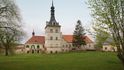 Mezi největší projekty spolku Přátel českého dědictví patřila restaurace zámku v Uherčicích.