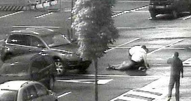 Celou tragédii zachytila kamera instalovaná na parkovišti