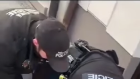 Šokující video: Otec si odmítl nasadit roušku, strážníci ho drsně zpacifikovali