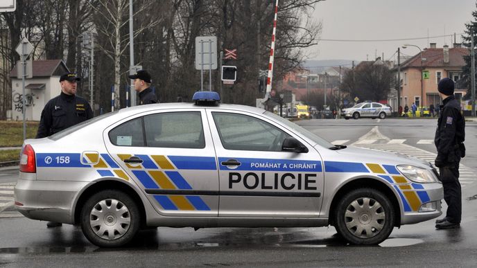 Policie zasahuje v Uherském Brodě na Uherskohradišťsku kvůli střelbě v restauraci Družba. Na snímku policisté odklánějí dopravu nedaleko místa incidentu