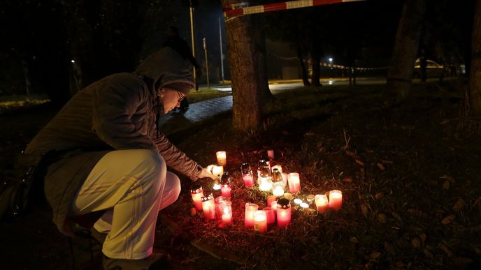 Lidé na místě tragédie zapalují svíčky