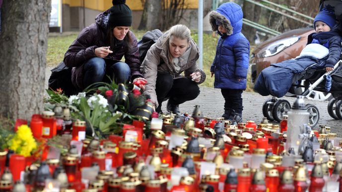 Lidé přicházejí zapálit svíčky před restaurací Družba v Uherském Brodu, v níž v úterý třiašedesátiletý muž zastřelil osm lidí a posléze i sám sebe.