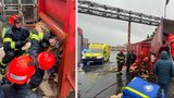 Pracovník v Uherském Brodě spadl do lisu na papír: Stroj mu přimáčkl nohu