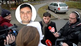 Starosta Uherského Brodu Patrik Kunčar (KDÚ-ČSL) během rozhovoru s novináři před restaurací, kde se stal masakr. Za jeho „sdílnost“ ho kritizoval ministr vnitra Chovanec.