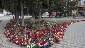 Koncem března bylo na pietním místě už jen pár svíček, lidé už se tu moc nezastavují.