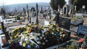 Hrob jedné z obětí, muzikanta Karla Váni (†66), je stále plný věnců smutečních květin.