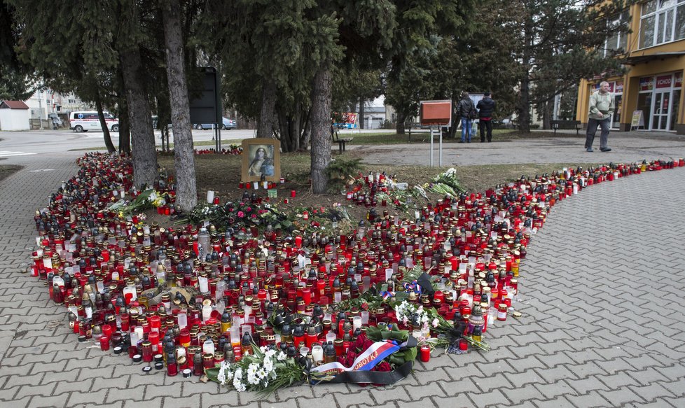 Pietní místo před uherskobrodskou Družbou začátkem března.