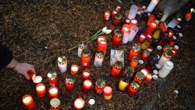 Svíčka za oběti masakru.
