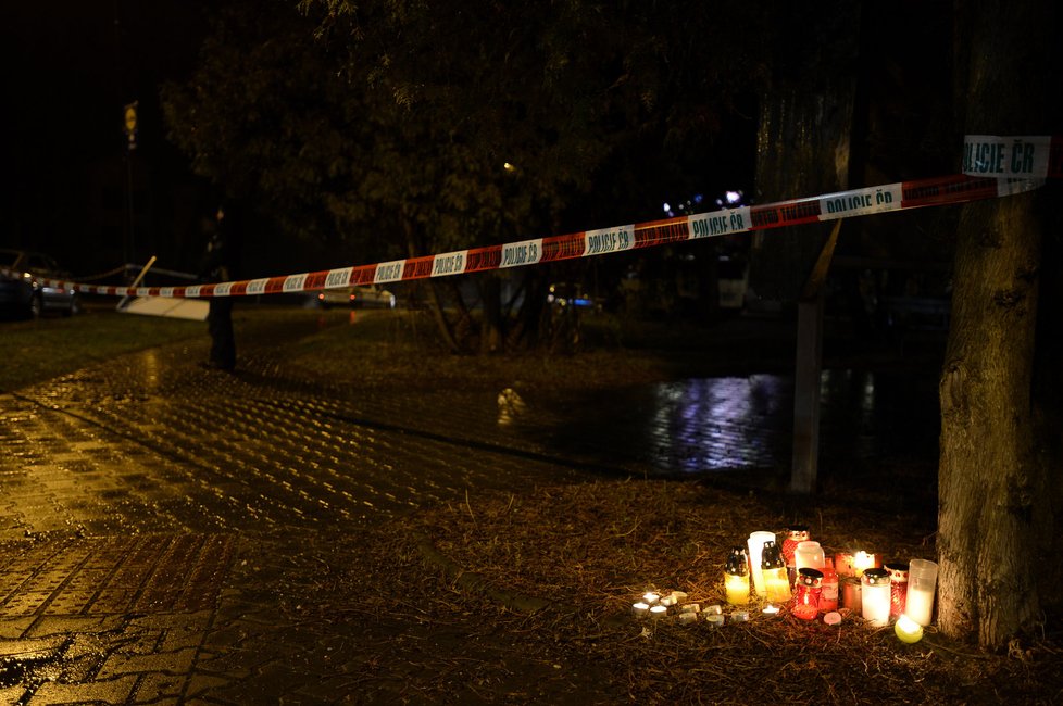 Lidé před restaurací v noci zapalovali svíčky, aby uctili oběti masakru.