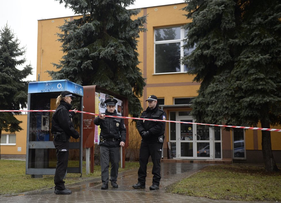 Policisté před restaurací, kde se střílelo.