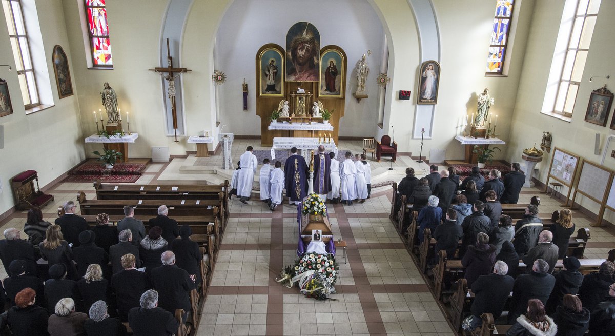 „Náš život visí takřka každý den na vlásku,“ řekl nad rakví kněz.