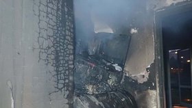 V Uherském Brodě na Uherskohradišťsku hořelo v sedmipatrovém domě. Hasiči kvůli požáru jednoho z bytů evakuovali 104 lidí a psa.