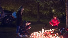 Lidé z Uherkého Brodu a okolí stále u místa tragédie zapalují svíčky a modlí se.