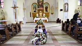 Rodina pohřbívá Václava Jančaříka v kostele v Šumicích
