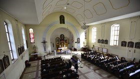 Kostel v Šumicích zaplnili zejména místní, kteří Václava Jančaříka znali