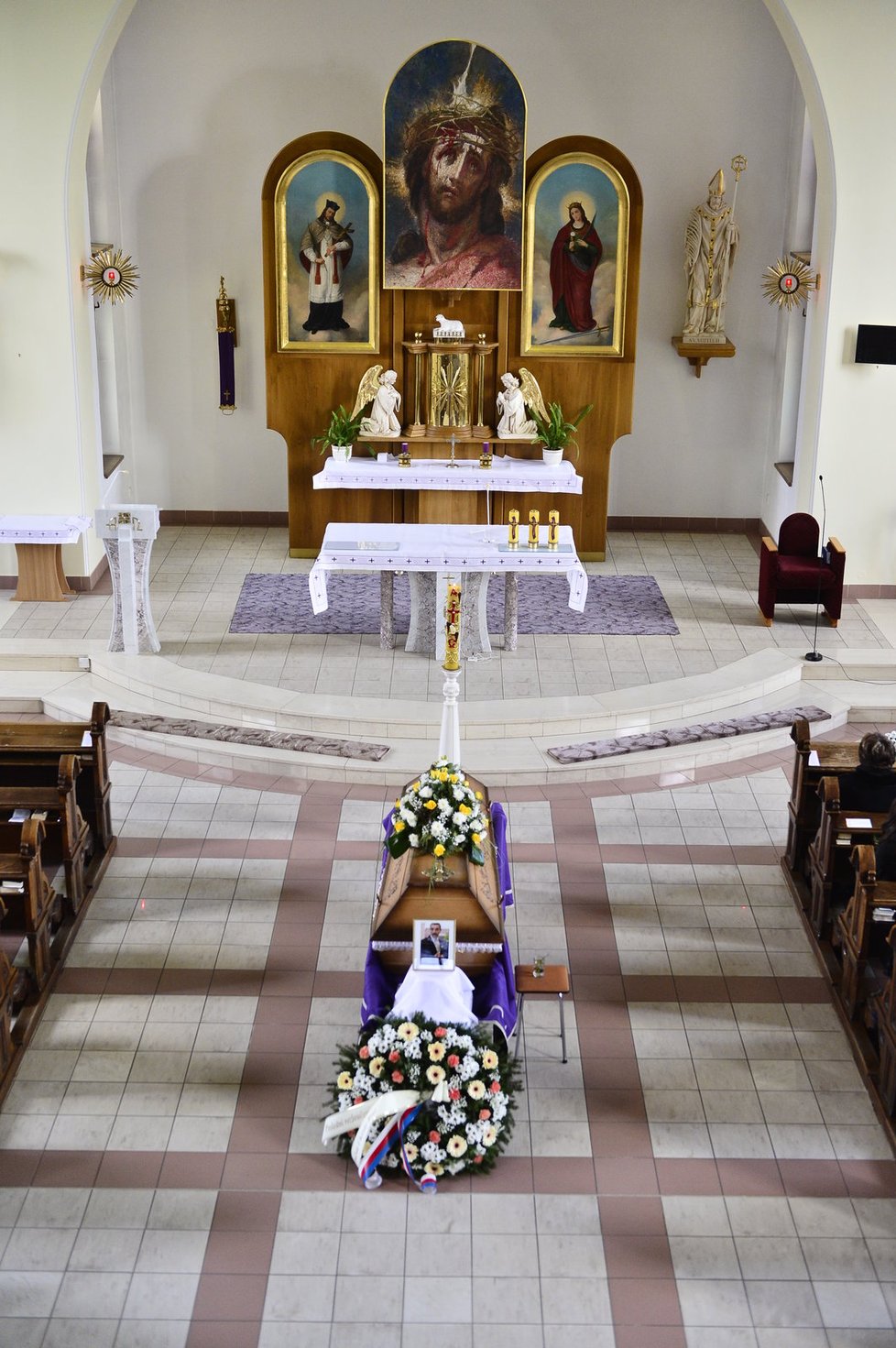 Rodina pohřbívá Václava Jančaříka v kostele v Šumicích