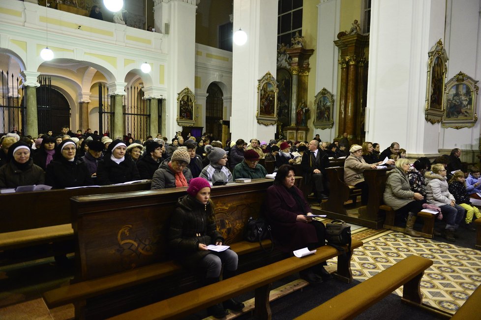 Bohoslužba za oběti masakru v Uherském Brodě proběhla týden po událostech.