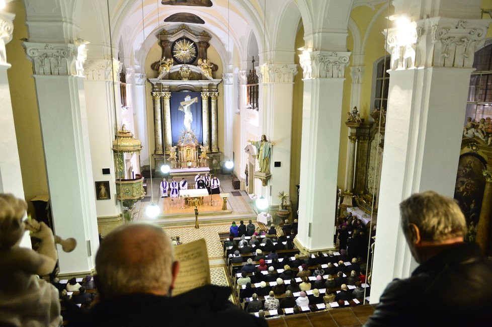 Lidé se dnes v Uherském Brodě modlili za oběti tragédie