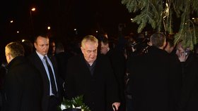 Prezident Miloš Zeman se v Uherském Brodě poklonil památce obětí střelby, na pietní místo přinesl kytici