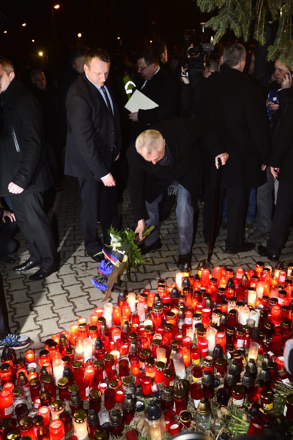 Prezident Miloš Zeman se v Uherském Brodě poklonil památce obětí střelby, na pietní místo přinesl kytici