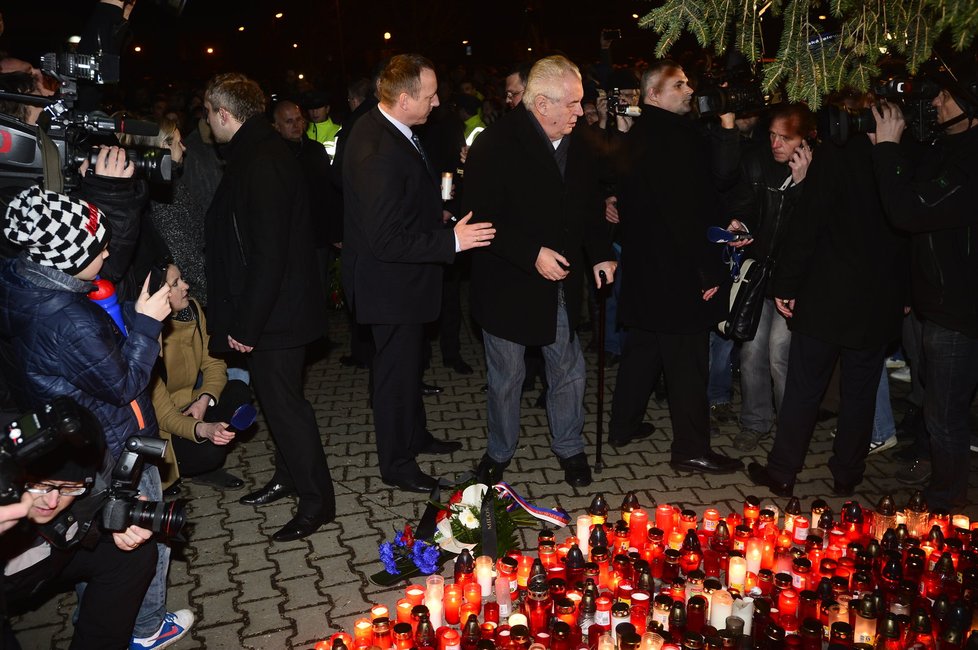 Prezident Miloš Zeman se v Uherském Brodě poklonil památce obětí střelby, na pietní místo přinesl kytici