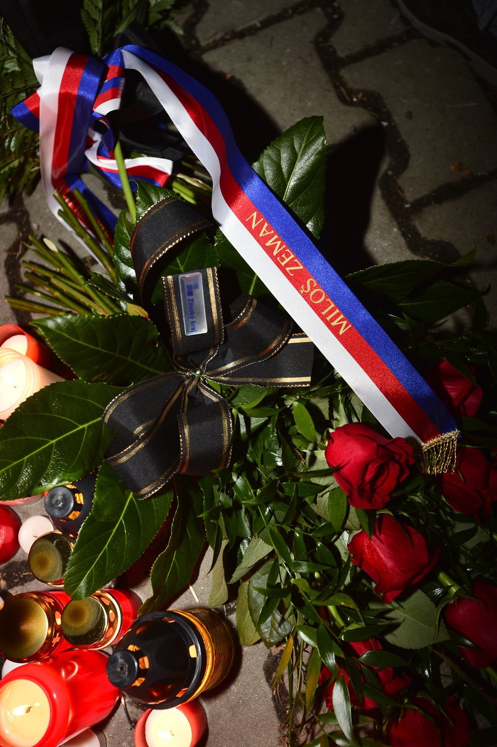 Prezident Miloš Zeman se v Uherském Brodě poklonil památce obětí střelby, na pietní místo přinesl kytici