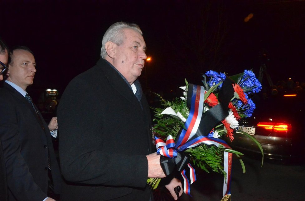 Prezident Zeman při pietní akci za oběti střelby v restauraci Družba v Uherském Brodě