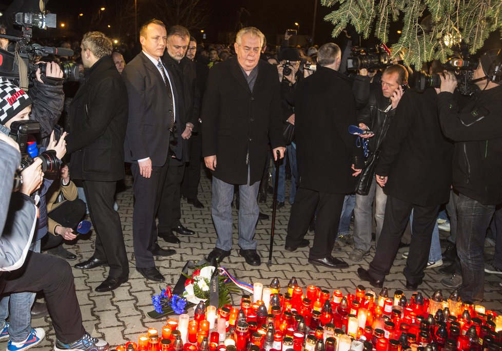 Prezident Zeman při pietní akci za oběti střelby v restauraci Družba v Uherském Brodě