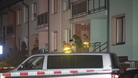 Manželku střelce Zdeňka K. odvádí po razii z jejího bytu v Uherském Brodu