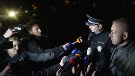 Ministr vnitra Chovanec (vpravo) a policejní prezident Tuhý na brífinku po střelbě v Uherském Brodě