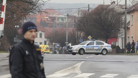 Policejní manévry u restaurace v Uherském Brodě, kde muž postřílel několik lidí. Mluví se o 9 obětech