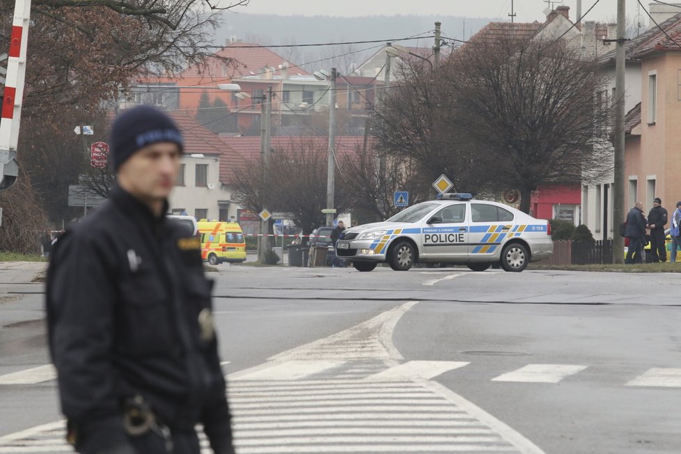 Policejní manévry u restaurace v Uherském Brodě, kde muž postřílel několik lidí.