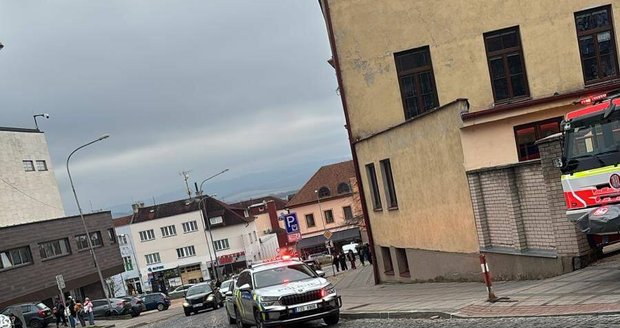 Školu v Uherském Brodě evakuují kvůli neznámé látce.